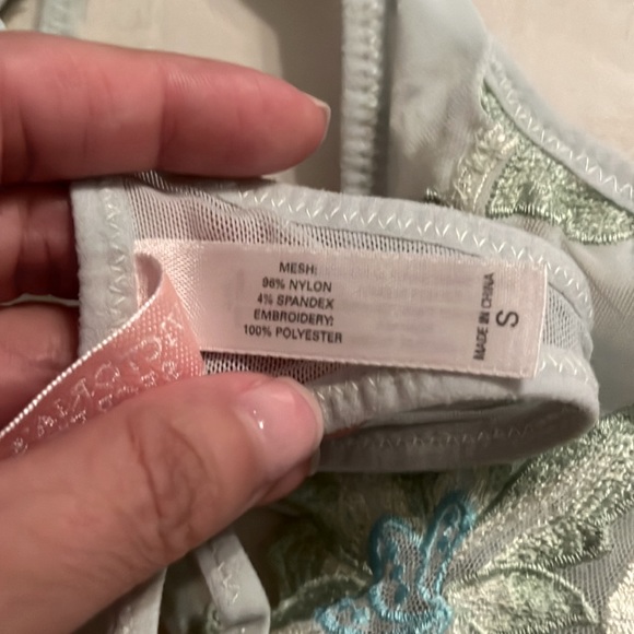 Victoria secret v string thong - Picture 6 of 9